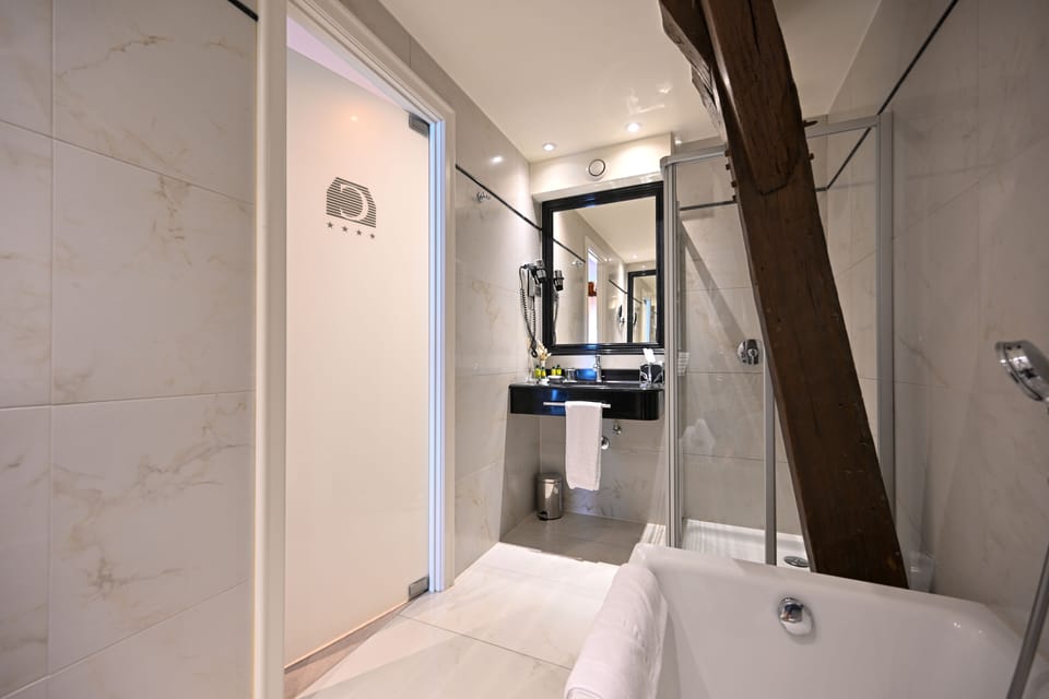 Family Suite "Prince Henry" | Bathroom | Separate tub and shower, designer toiletries, hair dryer, towels