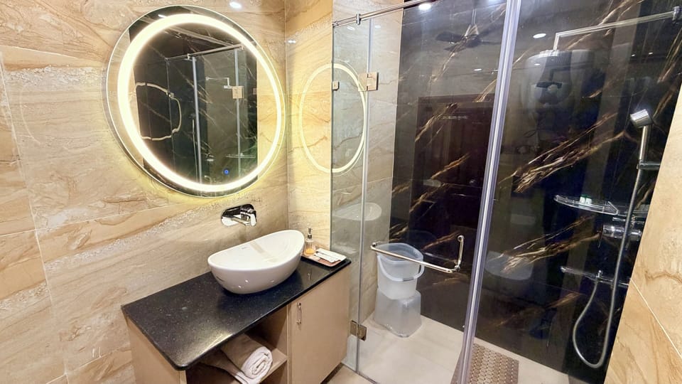 Premium Room | Bathroom | Shower, free toiletries, towels, soap