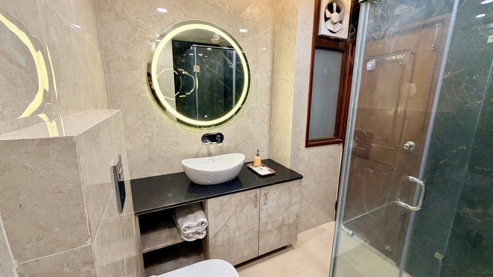 Super Deluxe Room  | Bathroom | Shower, free toiletries, towels, soap