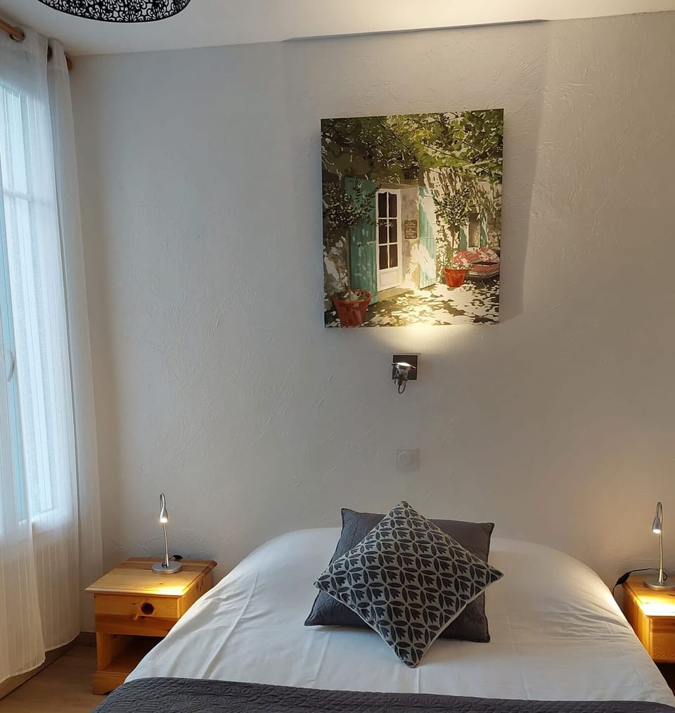 Double Room, 1 Double Bed, Non Smoking | Individually decorated, individually furnished, iron/ironing board