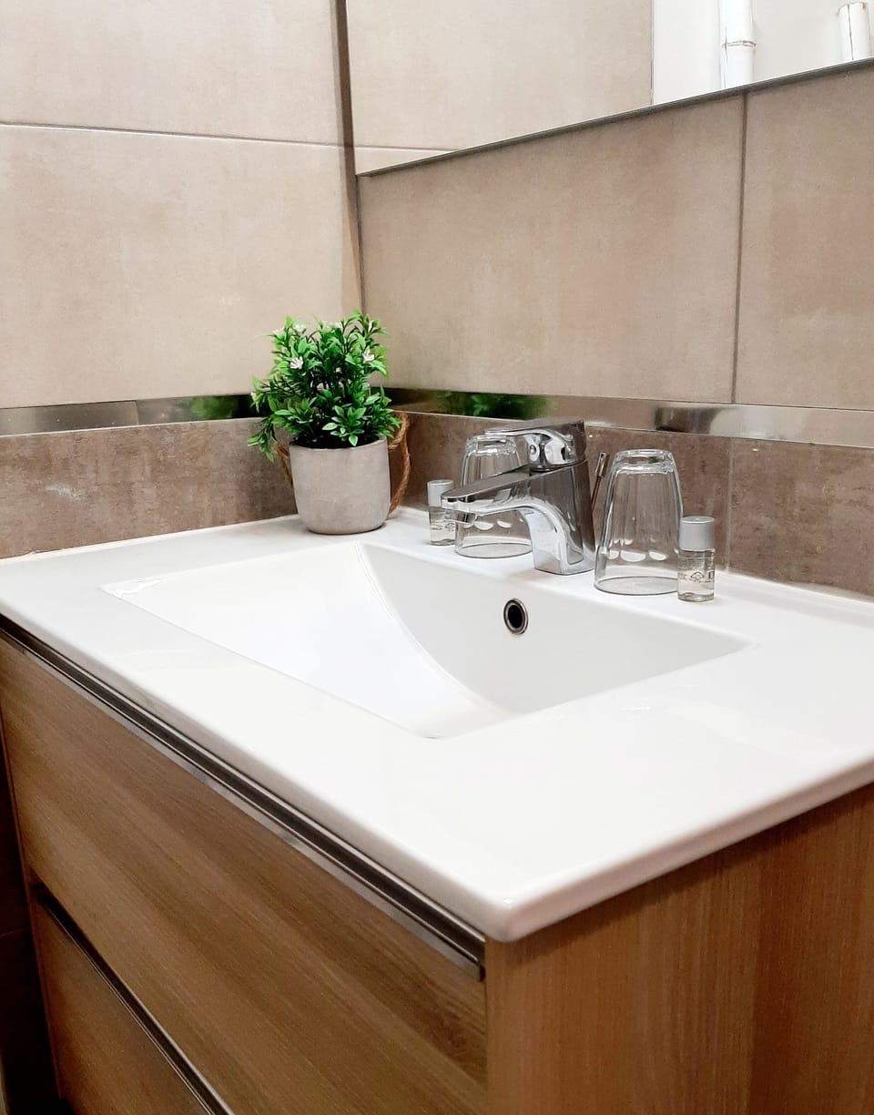 Double Room, 1 Double Bed, Non Smoking | Bathroom | Shower, free toiletries, hair dryer, towels