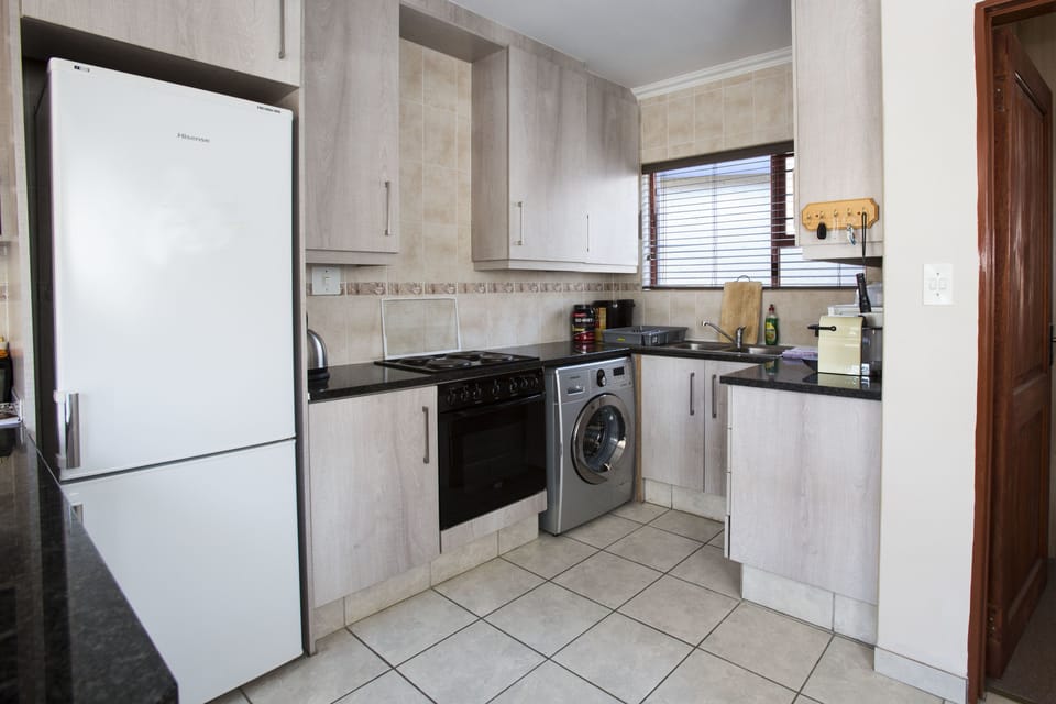 Cottage | Private kitchen | Full-size fridge, microwave, oven, stovetop