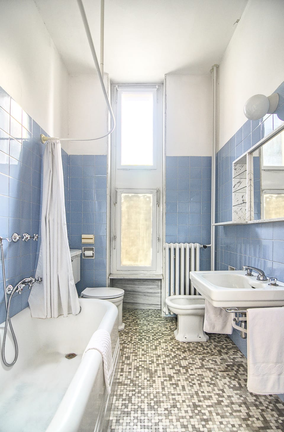 Bathtub, deep soaking tub, hair dryer, bidet