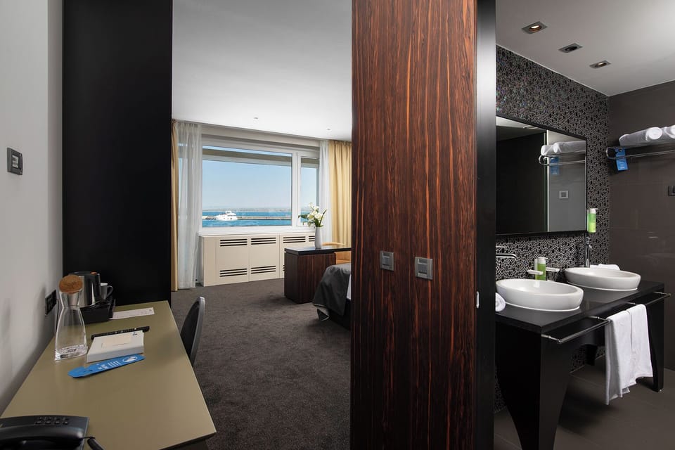 Suite, Sea View | 1 bedroom, minibar, in-room safe, desk