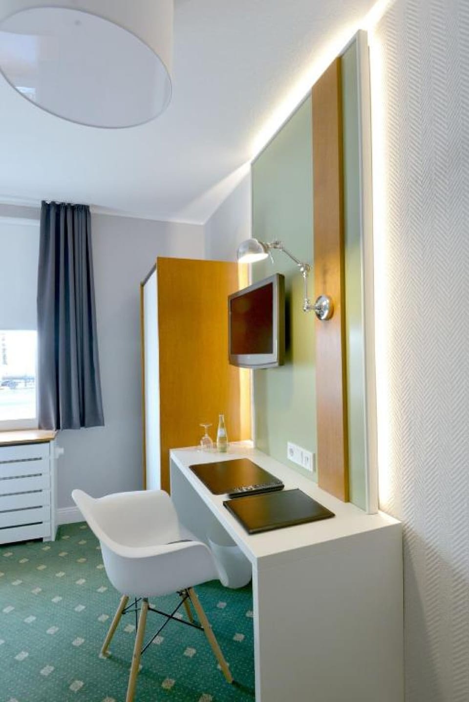 Single Room | Living area | Flat-screen TV