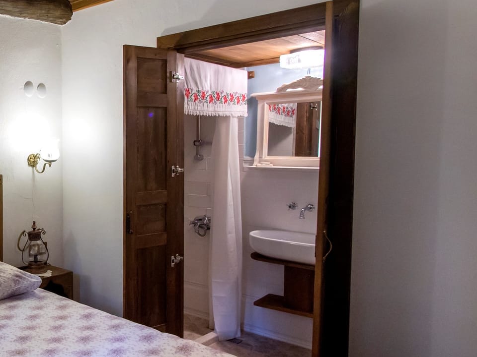Double Room (Pembezar) | Bathroom | Shower, free toiletries, hair dryer, slippers