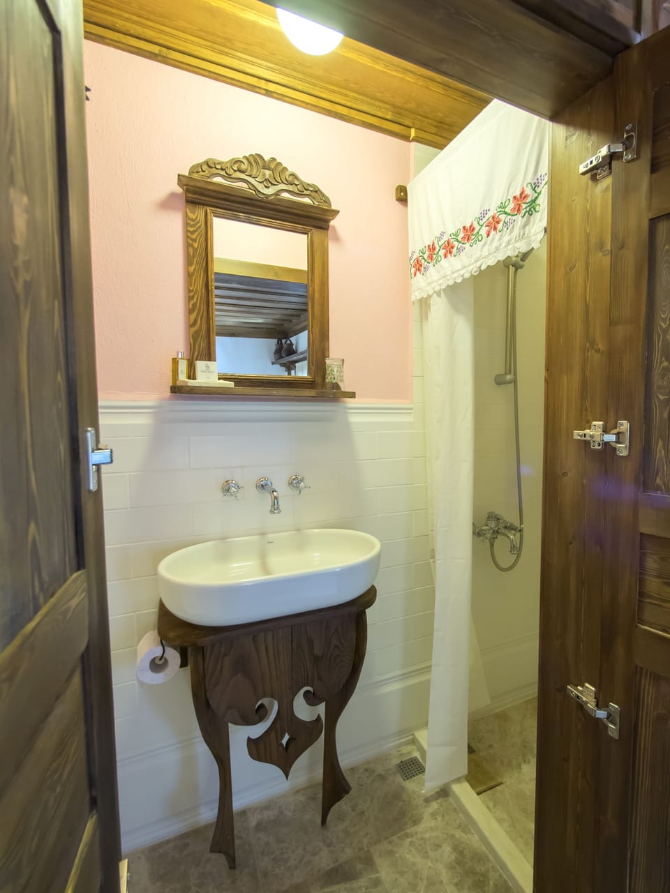 Double Room (Gelin) | Bathroom | Shower, free toiletries, hair dryer, slippers