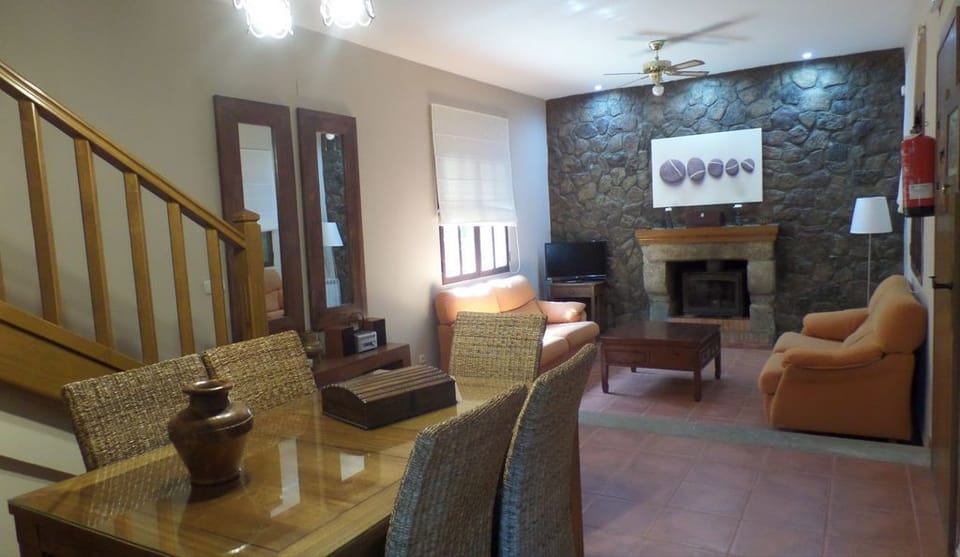 Classic Cottage, 3 Bedrooms, Private Pool | Living room | TV, fireplace
