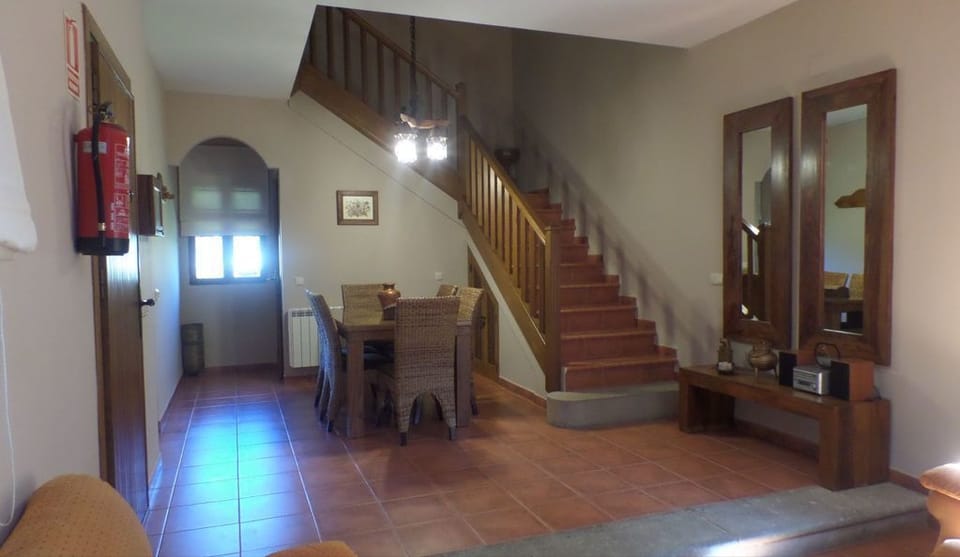 Classic Cottage, 3 Bedrooms, Private Pool | In-room dining