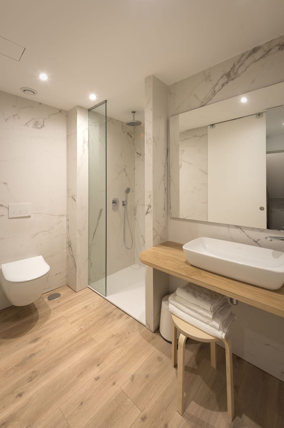 Superior Double Room | Bathroom | Shower, rainfall showerhead, hair dryer