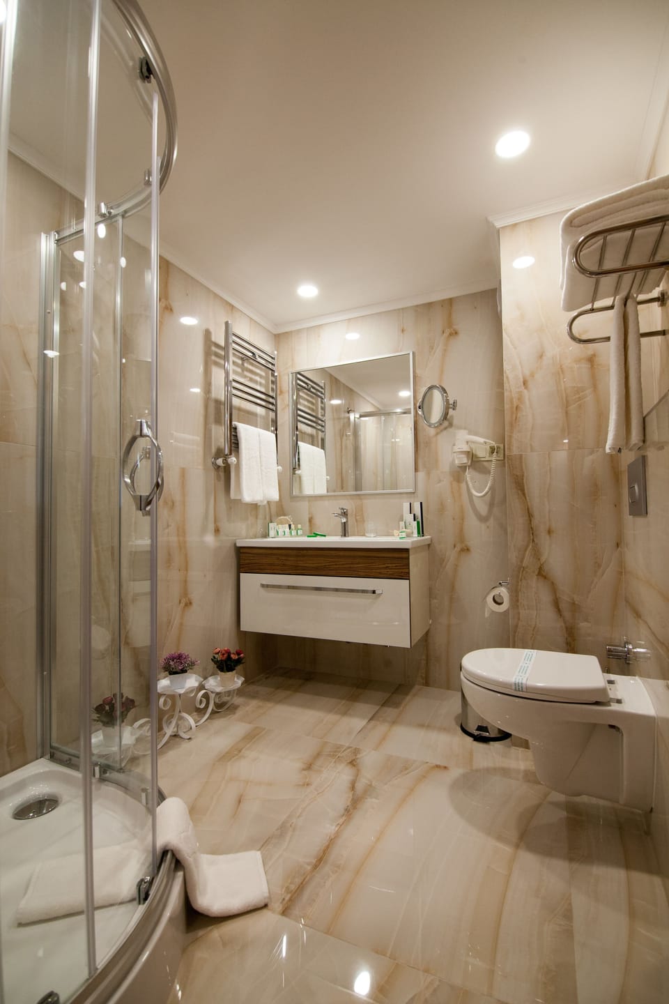 Shower, rainfall showerhead, free toiletries, hair dryer