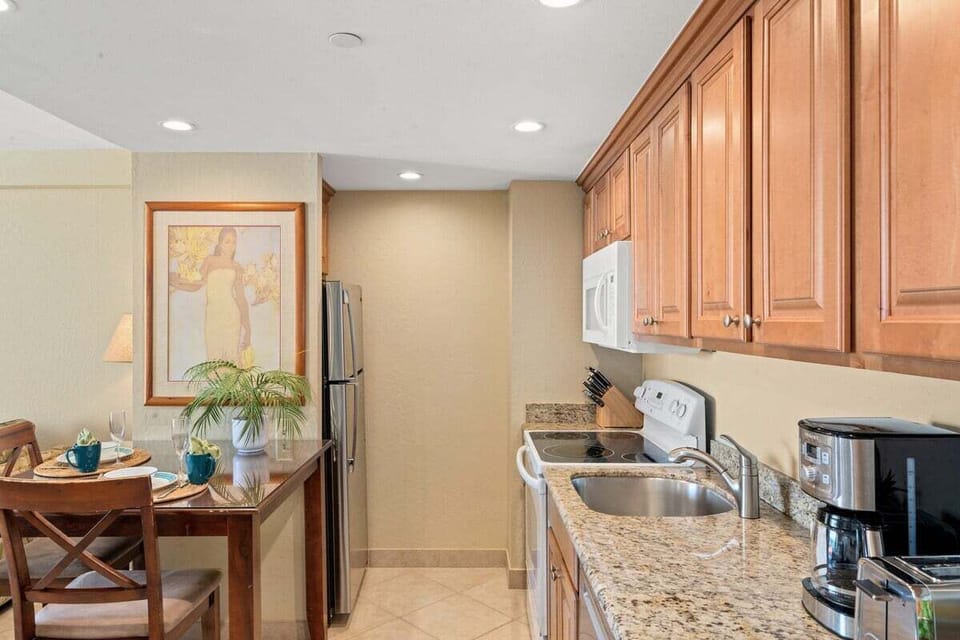 Fully equipped kitchen with granite countertop