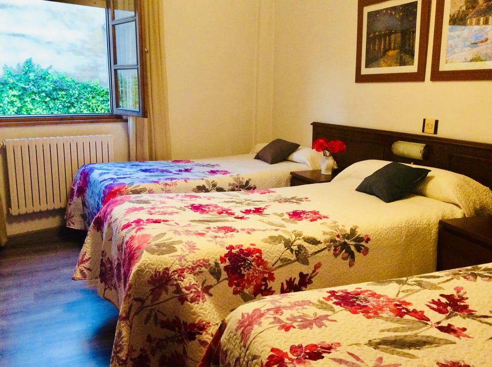 Triple Room | Desk, cribs/infant beds, free WiFi, bed sheets