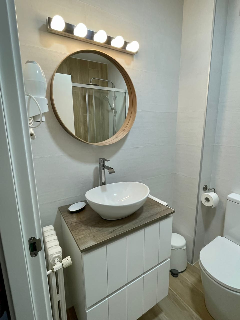Triple Room | Bathroom | Bathtub, free toiletries, hair dryer, towels