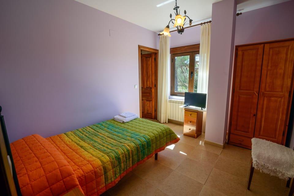Single Room (1 Twin Bed) | Individually decorated, individually furnished, laptop workspace