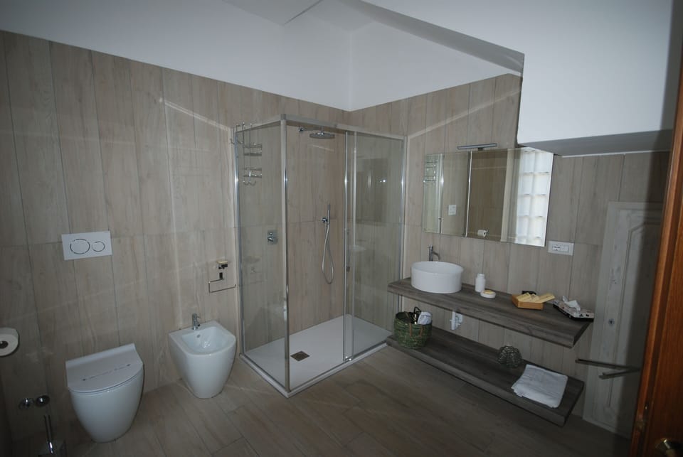 Room (Verde) | Bathroom | Shower, free toiletries, bathrobes, slippers