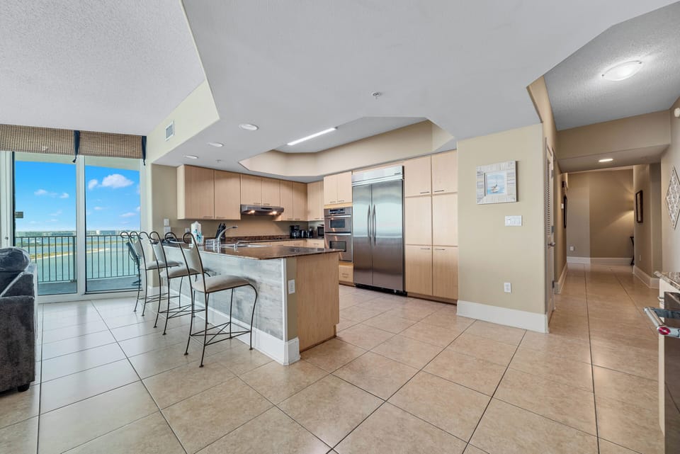 Breakfast bar and kitchen