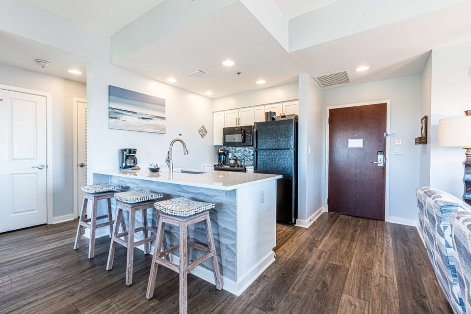 Kitchen and Breakfast Bar