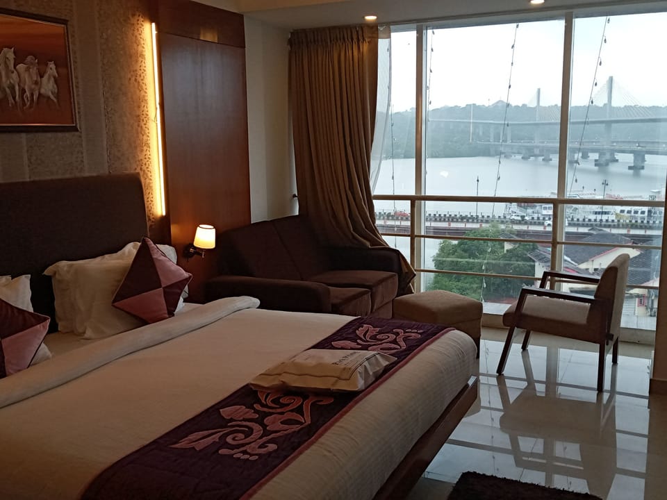 Premier Suite, 1 Double Bed, Smoking, Sea View | Premium bedding, Select Comfort beds, desk, iron/ironing board