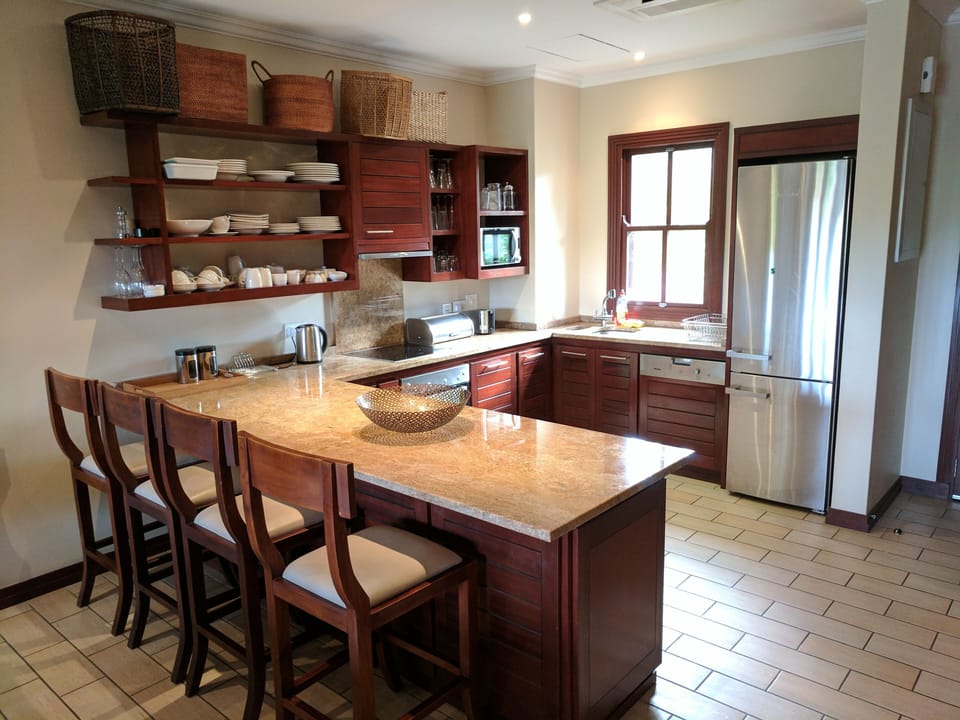 Kitchen breakfast bar