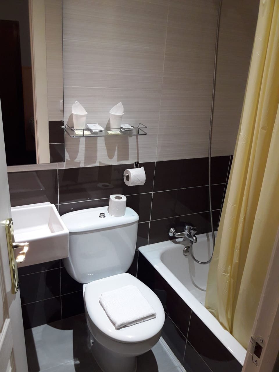 Double Room (pequeña) | Bathroom | Shower, hair dryer, towels, soap
