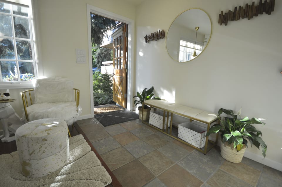 Walk right up to front door.  No stairs