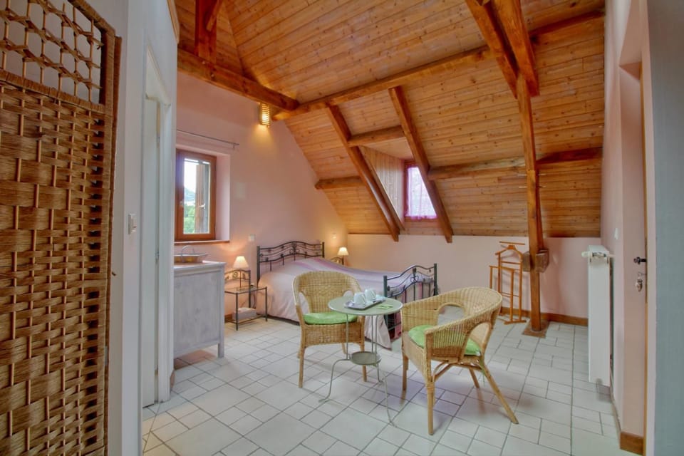 Triple Room (La Chouette) | Desk, soundproofing, WiFi (free), individually decorated