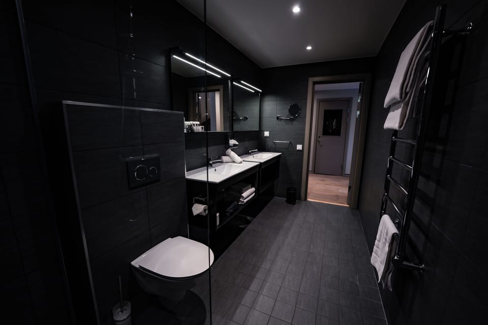 Deluxe Suite | Minibar, in-room safe, desk, laptop workspace