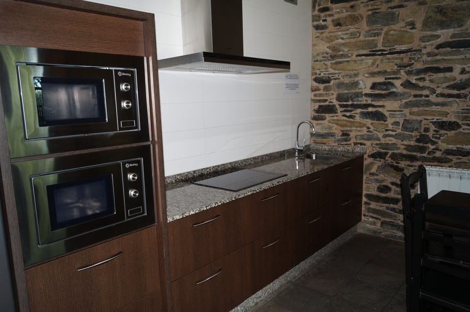 Full-size fridge, microwave, oven, stovetop