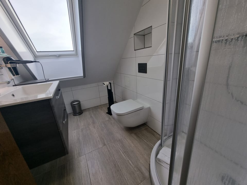 Basic Double Room | Bathroom | Shower, free toiletries, hair dryer, towels