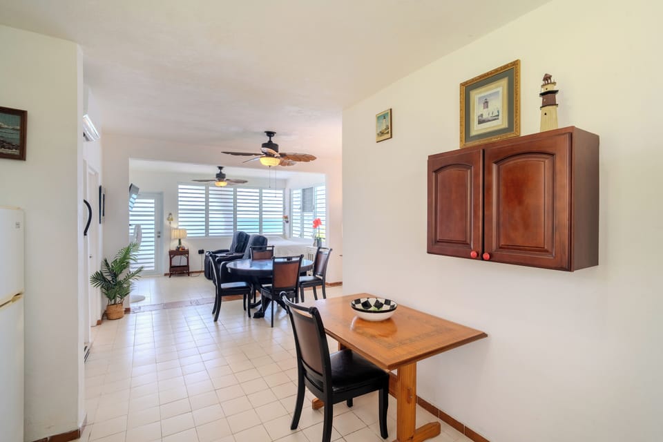 Panoramic Apartment, 1 Queen Bed, Non Smoking, Ocean View | Dining room