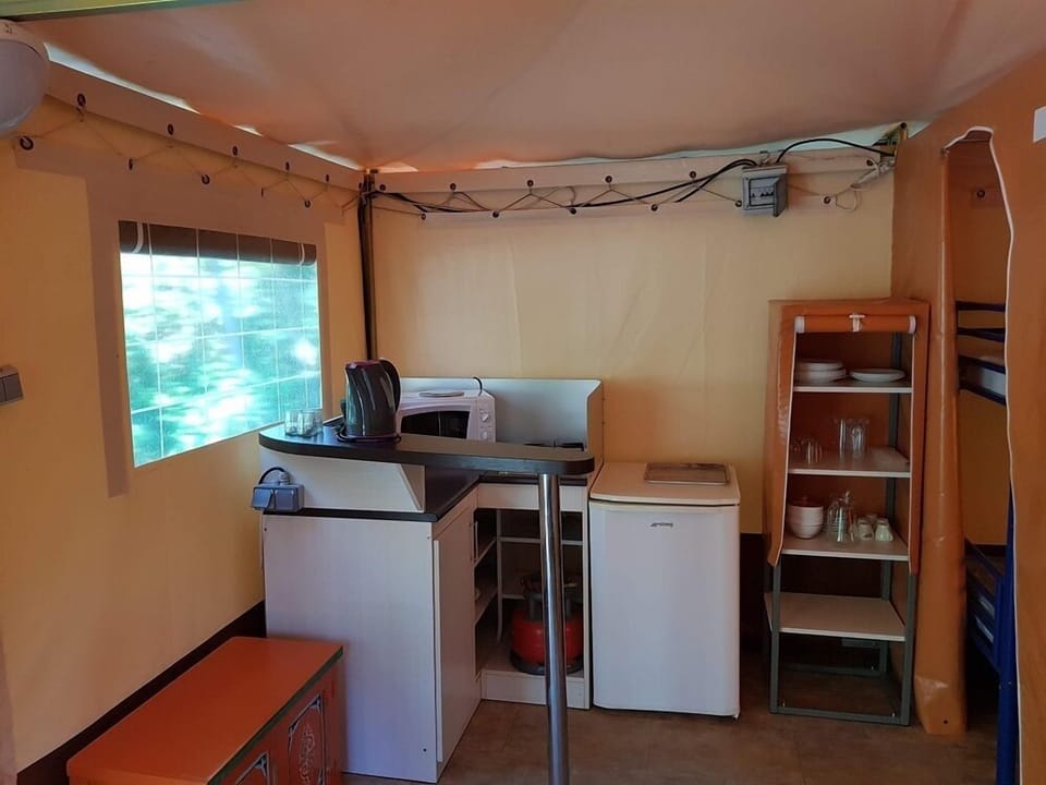 Tent (Cyrus) | Private kitchen | Fridge, microwave, stovetop, cookware/dishes/utensils