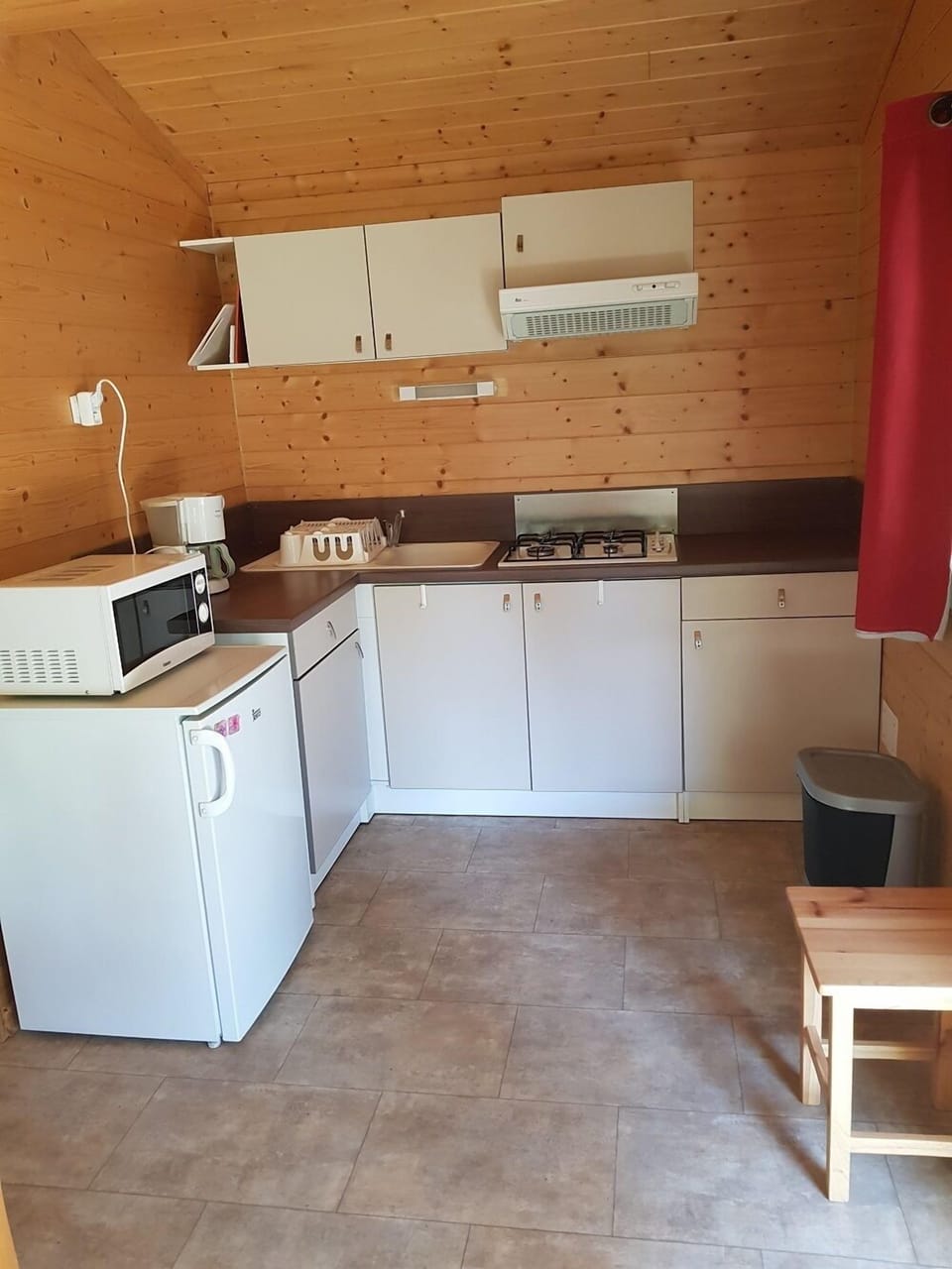Chalet (Goéland) | Private kitchen | Fridge, microwave, stovetop, cookware/dishes/utensils