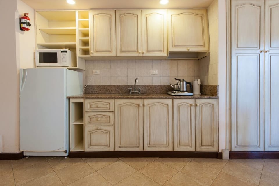 Comfort Apartment, 1 King Bed, Non Smoking | Private kitchen | Full-size fridge, microwave, stovetop, coffee/tea maker
