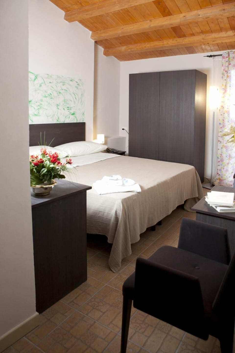 Desk, free WiFi, wheelchair access