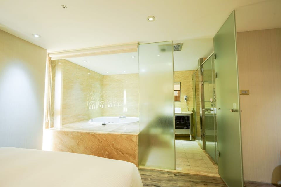 Comfort Triple Room | Bathroom | Free toiletries, hair dryer, slippers, towels