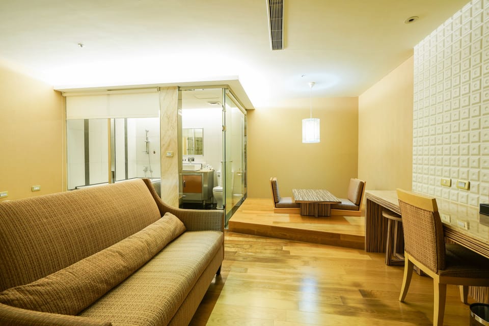 Double Room, 1 Queen Bed, Accessible | Laptop workspace, blackout drapes, soundproofing, free WiFi