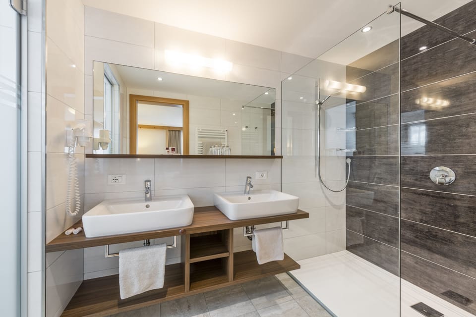 Superior Double or Twin Room | Bathroom | Shower, free toiletries, hair dryer, bathrobes