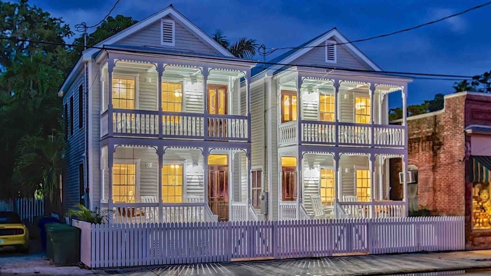 THE LIME & THE COCONUT is a compound of two side-by-side private homes with a total of six bedrooms, six bathrooms, and an unbeatable location...