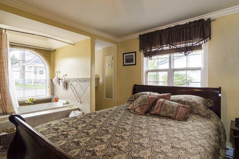 Deluxe Room, 1 Queen Bed, Non Smoking | Premium bedding, pillowtop beds, individually decorated
