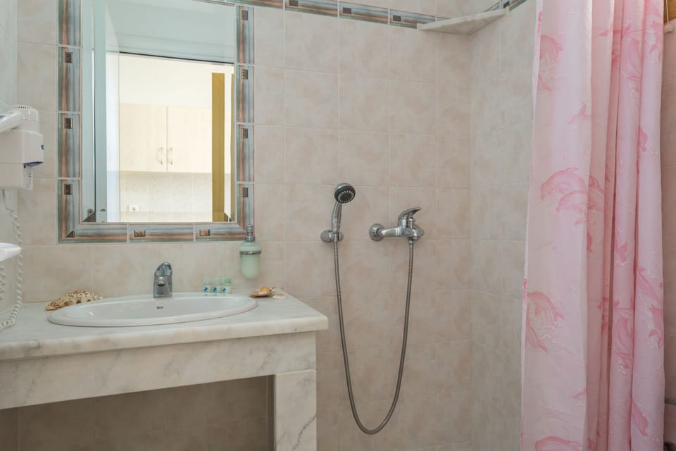 Loft | Bathroom | Shower, free toiletries, hair dryer, towels