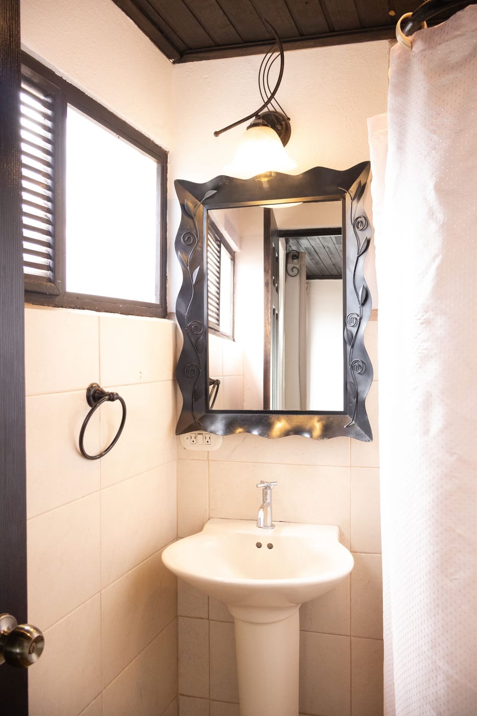 Standard Double Room, 1 Double Bed | Bathroom | Shower, rainfall showerhead, free toiletries, towels