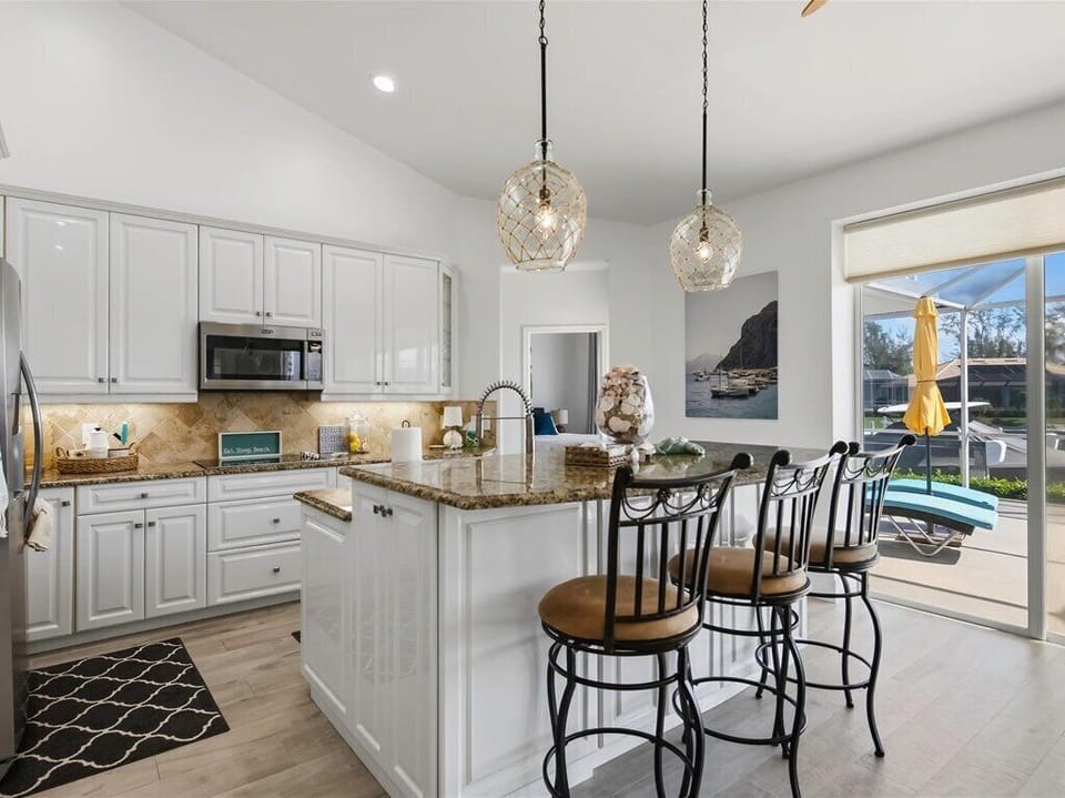 Kitchen and Breakfast Bar