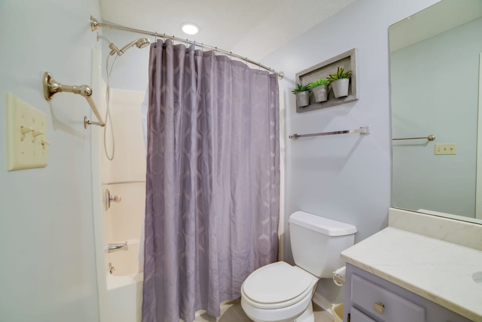 Full Bathroom | Washer &  Dryer | Laundry Detergent