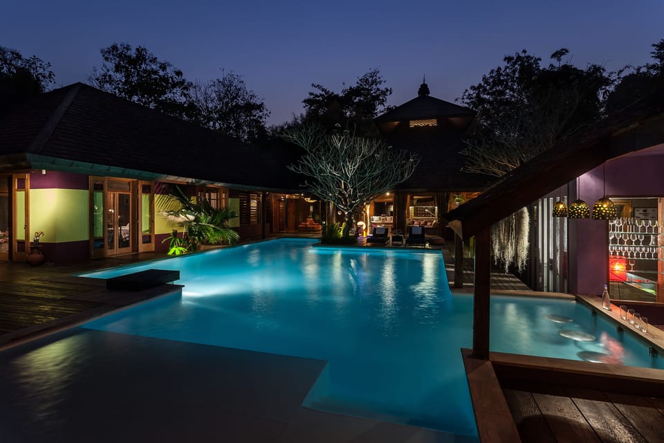 Swim-up bar