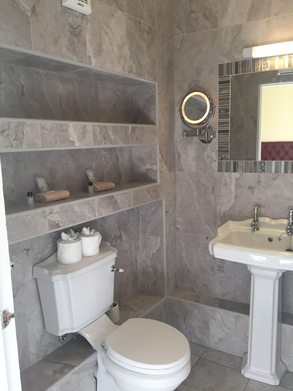 Combined shower/tub, free toiletries, hair dryer, towels