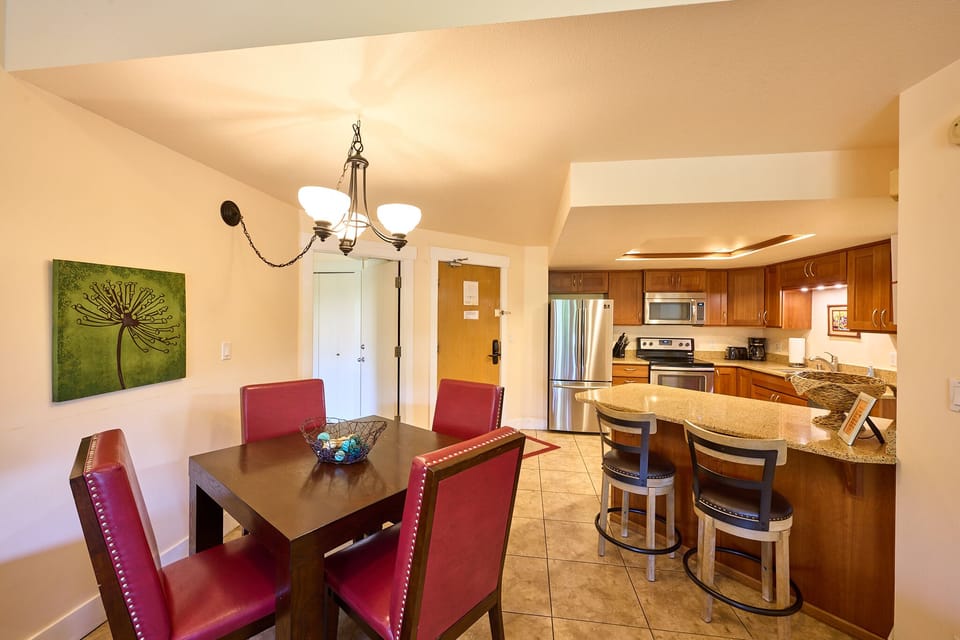Plenty of dining area. 