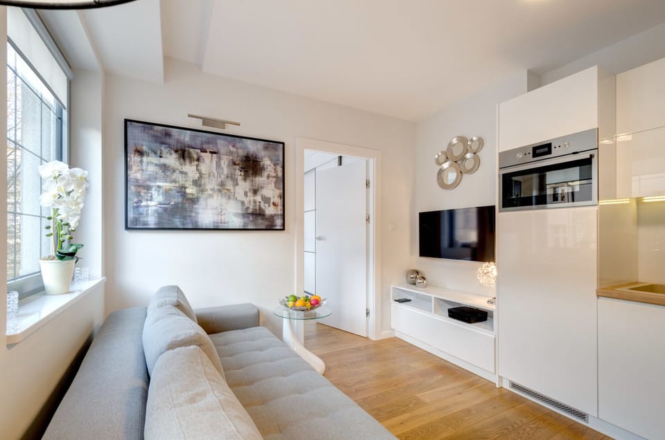 Comfort Apartment | Living area | 32-inch flat-screen TV with cable channels, TV