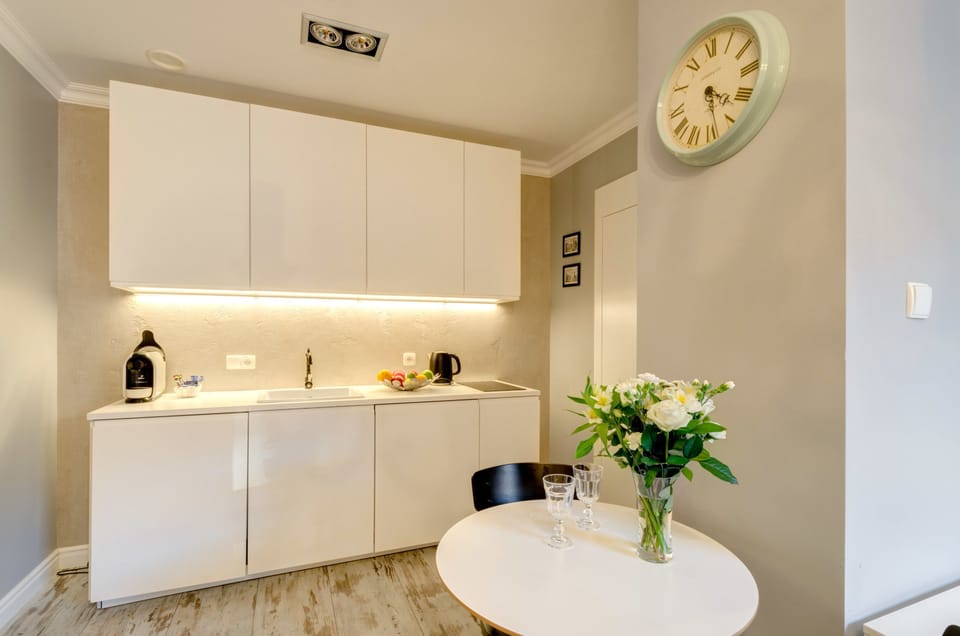Deluxe Studio Suite | Private kitchenette | Mini-fridge, stovetop, espresso maker, coffee/tea maker