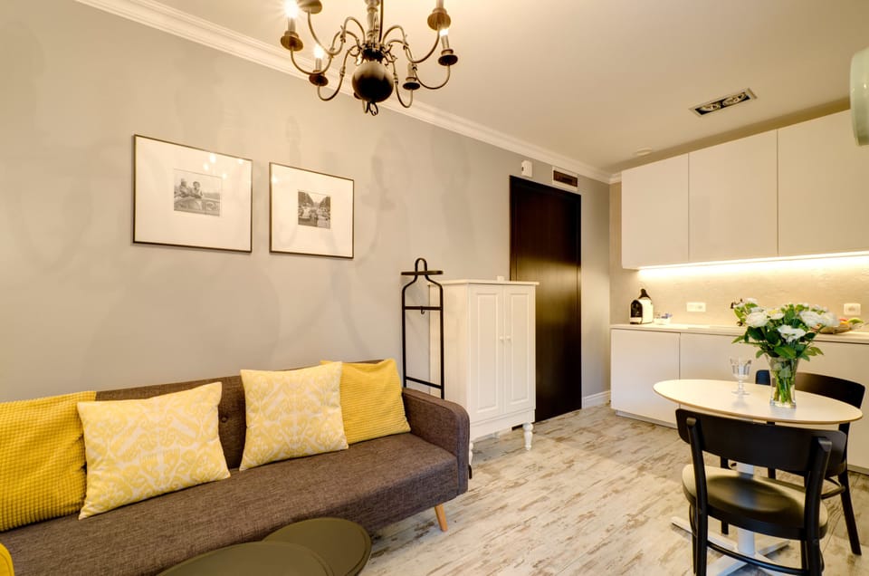 Deluxe Studio Suite | Living area | 32-inch flat-screen TV with cable channels, TV